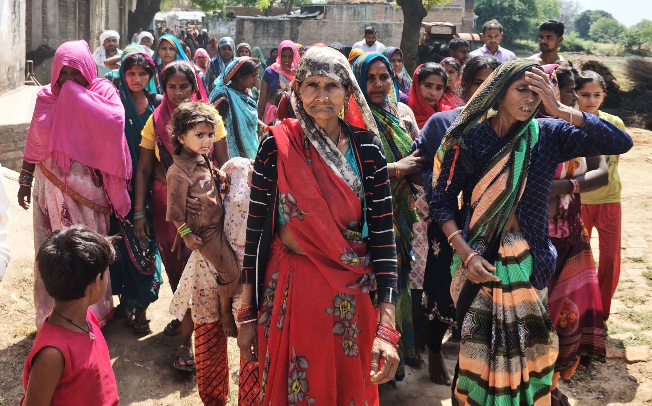 फोटो-20-शिवदेवी को ढांढस बंधाते पूर्व ब्लॉक प्रमुख कुश वर्मा। संवाद फोटो-20-शिवदेवी को ढांढस बंधाते पूर्व ब्लॉक प्रमुख कुश वर्मा। संवाद