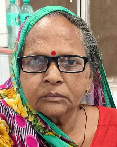 फोटो 29 एमएएचपी 07 परिचय-गर्मी के चलते आयुष्मान वार्ड में भर्ती मरीज व परेशान तीमारदार। संवाद