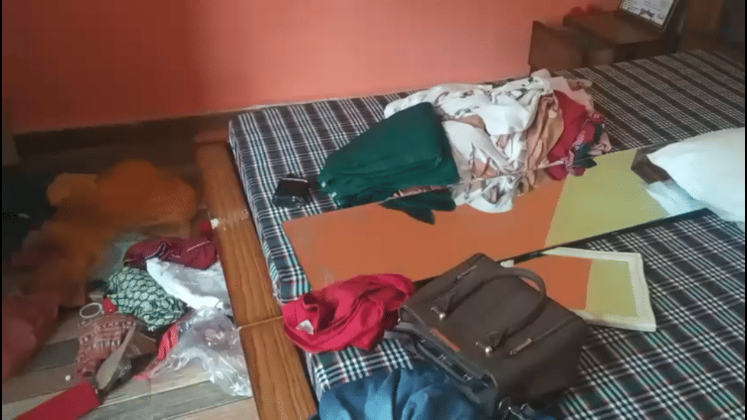 गुलाणा में अज्ञात तत्वों द्वारा फेंका गया घर के आंगन में समान। स्रोत जागरूक पाठक