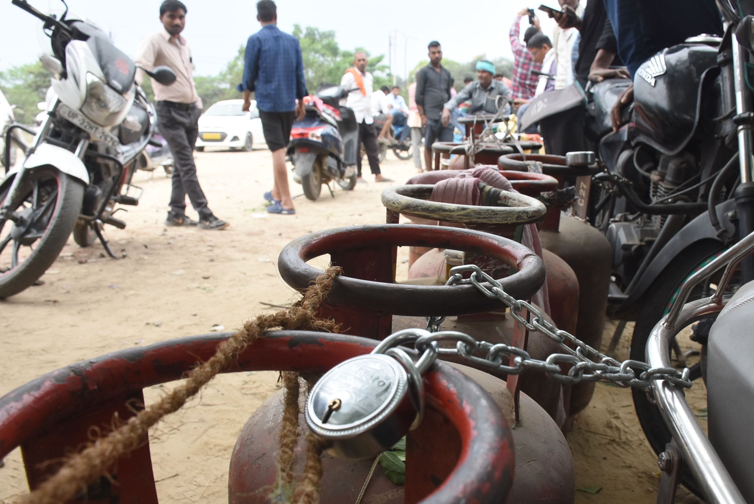 गैस सिलिंडर के लिए भोर में कतार लगाने वाले चेन से बांध रहे हैं अपने सिलिंडर। गैस सिलिंडर के लिए भोर में कतार लगाने वाले चेन से बांध रहे हैं अपने सिलिंडर।