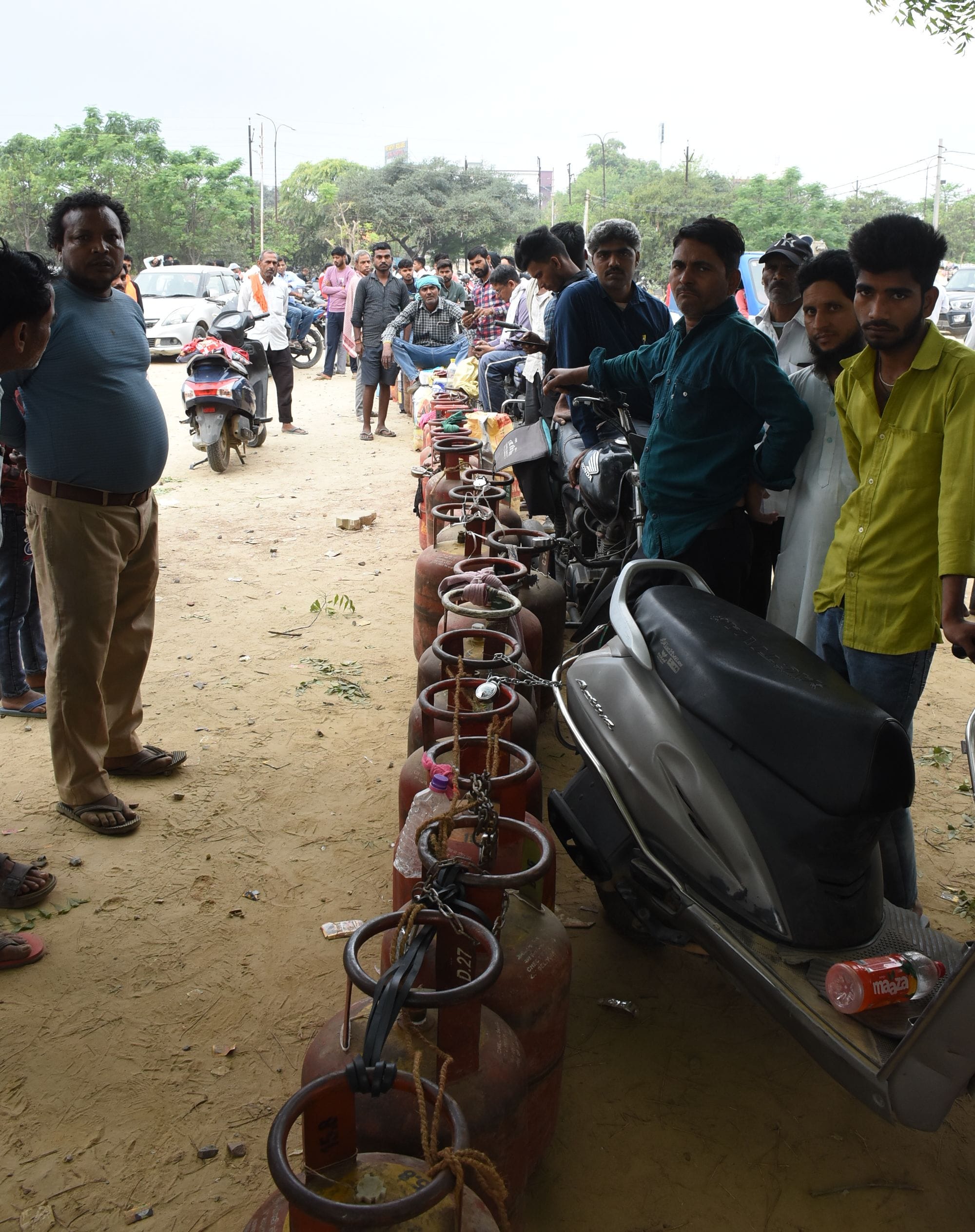 गैस सिलिंडर के लिए भोर में कतार लगाने वाले चेन से बांध रहे हैं अपने सिलिंडर। गैस सिलिंडर के लिए भोर में कतार लगाने वाले चेन से बांध रहे हैं अपने सिलिंडर।