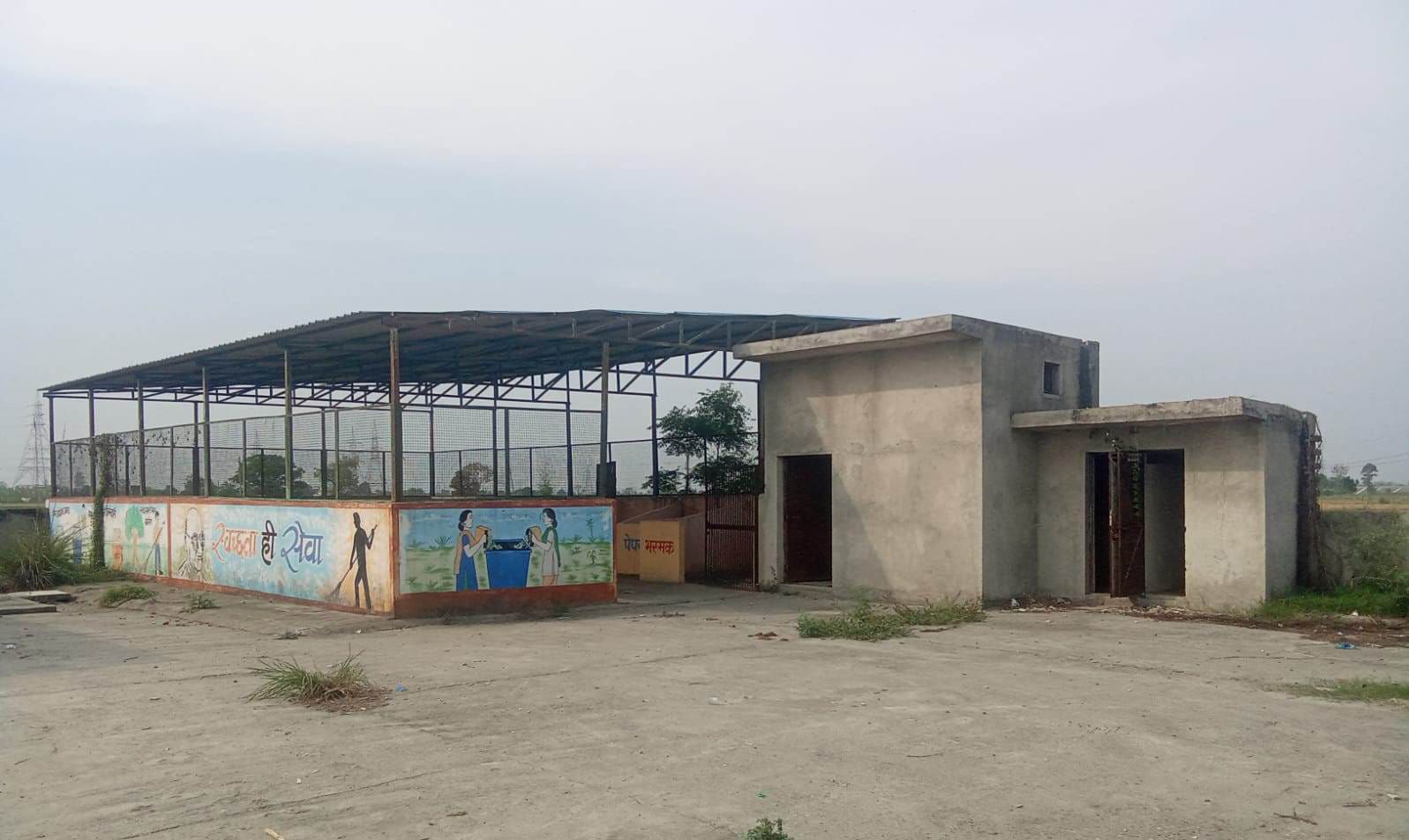 गांव खुडलिया में बंद पड़ा कूड़ा अपशिष्ट केंद्र। संवाद गांव खुडलिया में बंद पड़ा कूड़ा अपशिष्ट केंद्र। संवाद