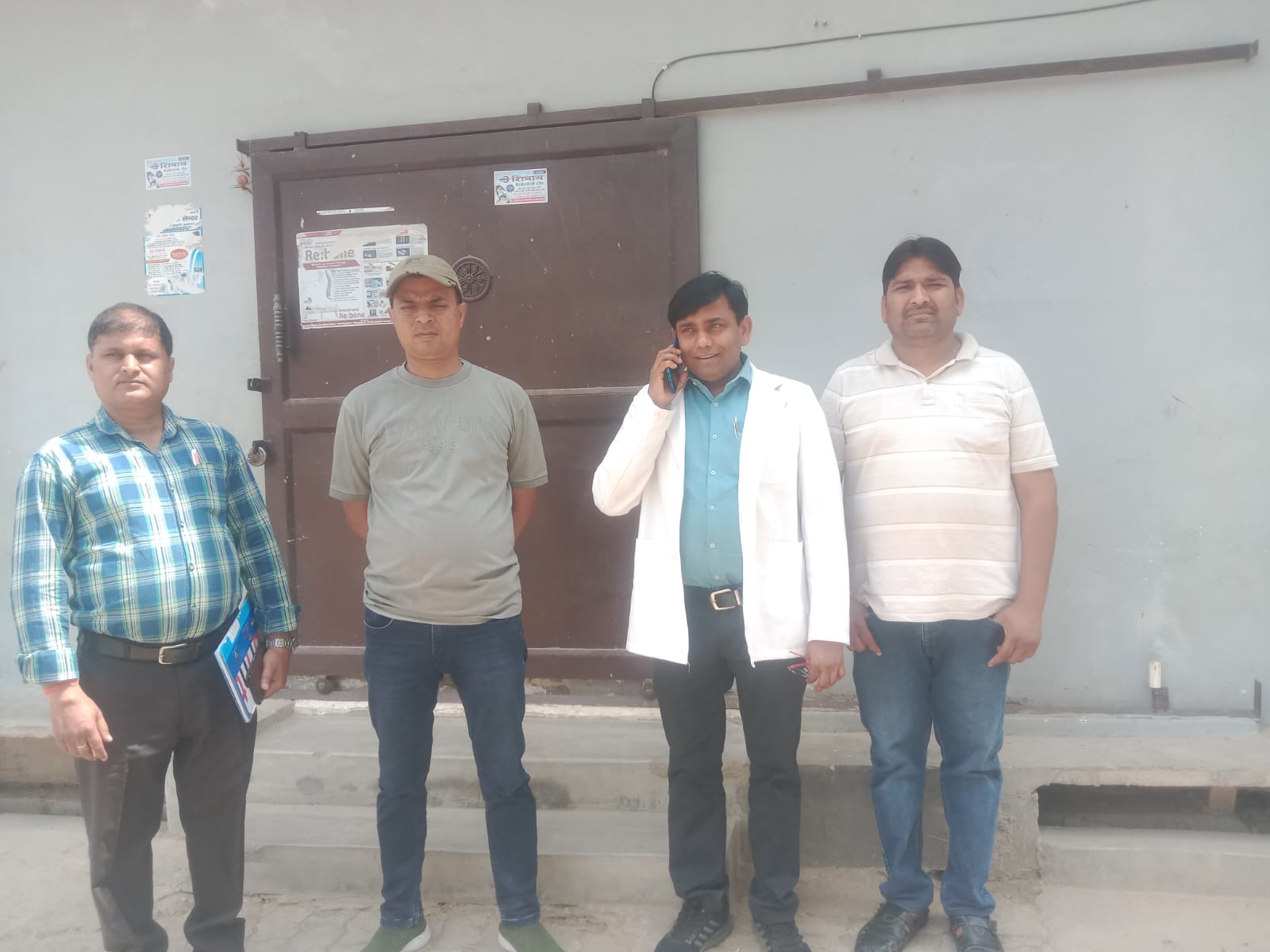 ईंट भट्ठे पर मजदूरों की जांच करती स्वास्थ्य टीम। स्रोत: टीम ईंट भट्ठे पर मजदूरों की जांच करती स्वास्थ्य टीम। स्रोत: टीम