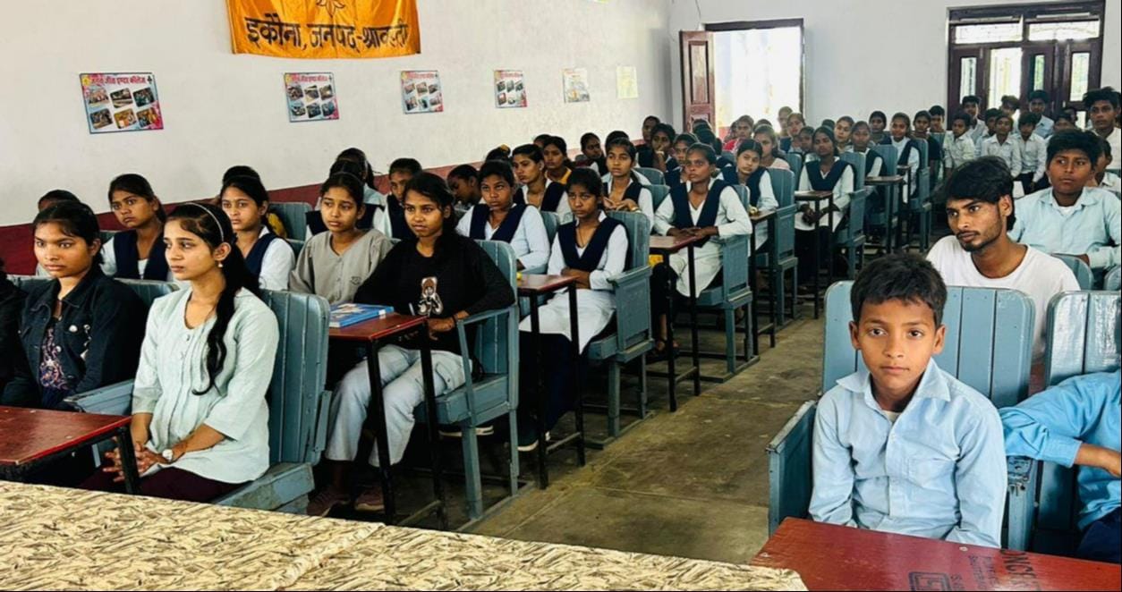 जगतजीत इंटर कॉलेज में आयोजित पुलिस की पाठशाला कार्यक्रम में मौजूद विद्यार्थी व पुलिस अधिकारी जगतजीत इंटर कॉलेज में आयोजित पुलिस की पाठशाला कार्यक्रम में मौजूद विद्यार्थी व पुलिस अधिकारी