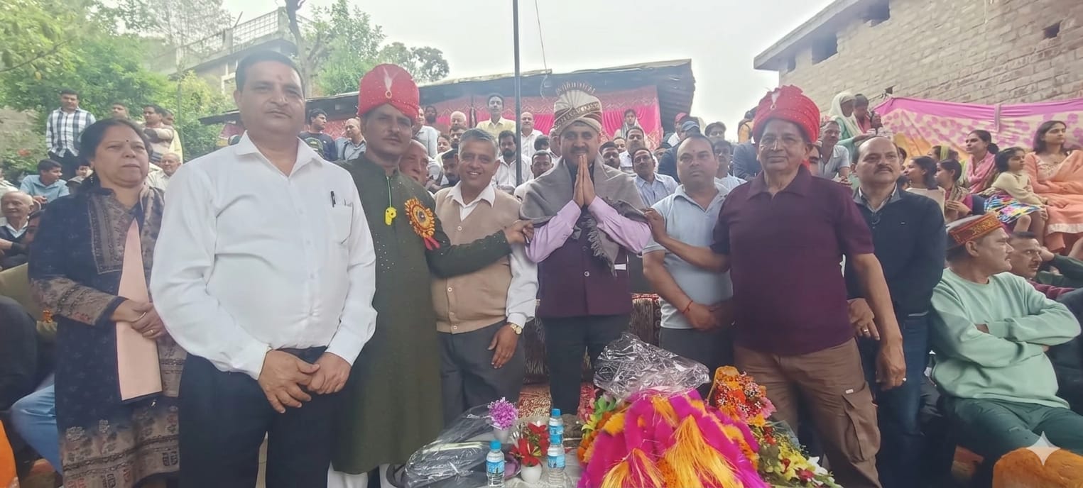 जलाड़ी में विधायक पवन काजल का स्वागत करते लोग। स्रोत: आयोजक