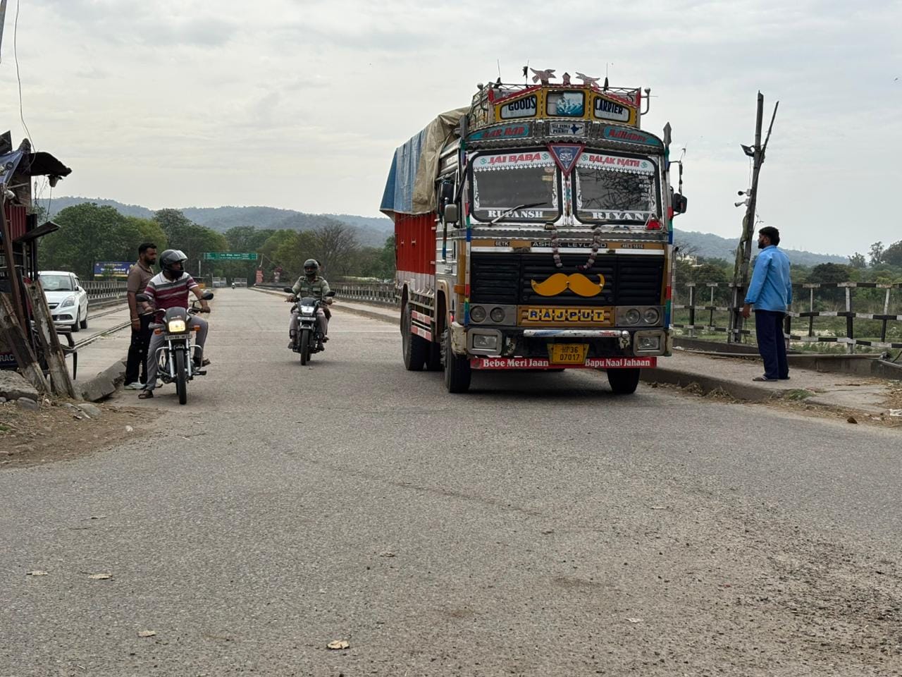 कंडवाल टोल बैरियर से से हर रोज की तरह आवाजाही करते हुए गड़ियां। संवाद कंडवाल टोल बैरियर से से हर रोज की तरह आवाजाही करते हुए गड़ियां। संवाद