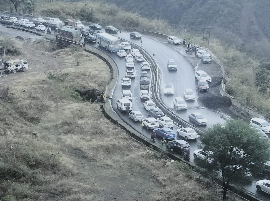 कालका-शिमला एनएच पर लगी वाहनों की लंबी कतार। संवाद