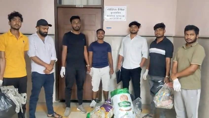 कुलसचिव कार्यालय के सामने लगाया कूड़े का ढेर, किया प्रदर्शन कुलसचिव कार्यालय के सामने लगाया कूड़े का ढेर, किया प्रदर्शन