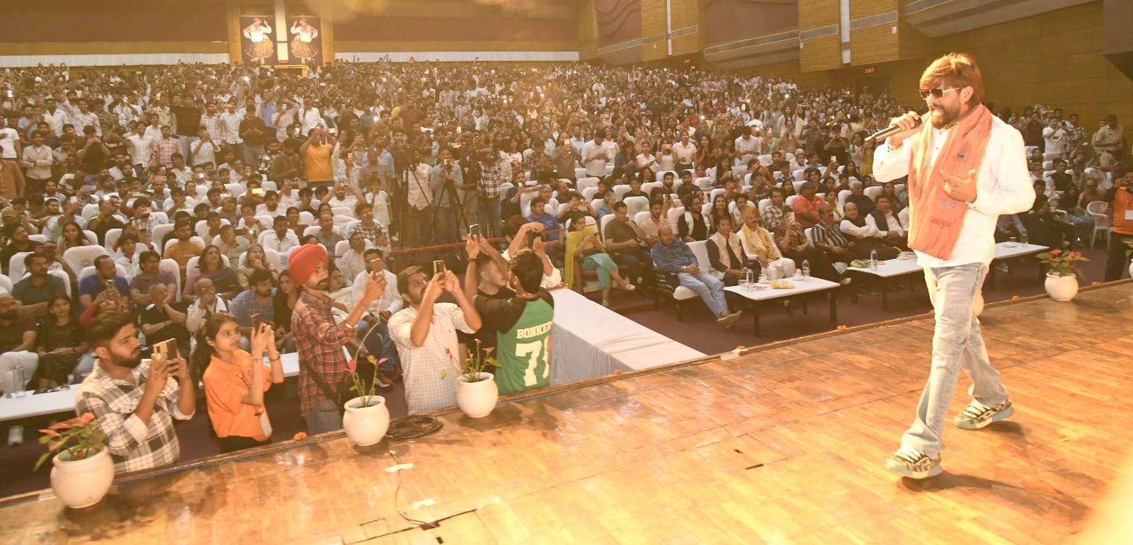 कुरुक्षेत्र। अभिनेताओं और कलाकारों को सम्मानित करते हुए अवतार गिल, अनूप जलोटा, कुवि के शिक्षक व कुरुक्षेत्र। अभिनेताओं और कलाकारों को सम्मानित करते हुए अवतार गिल, अनूप जलोटा, कुवि के शिक्षक व