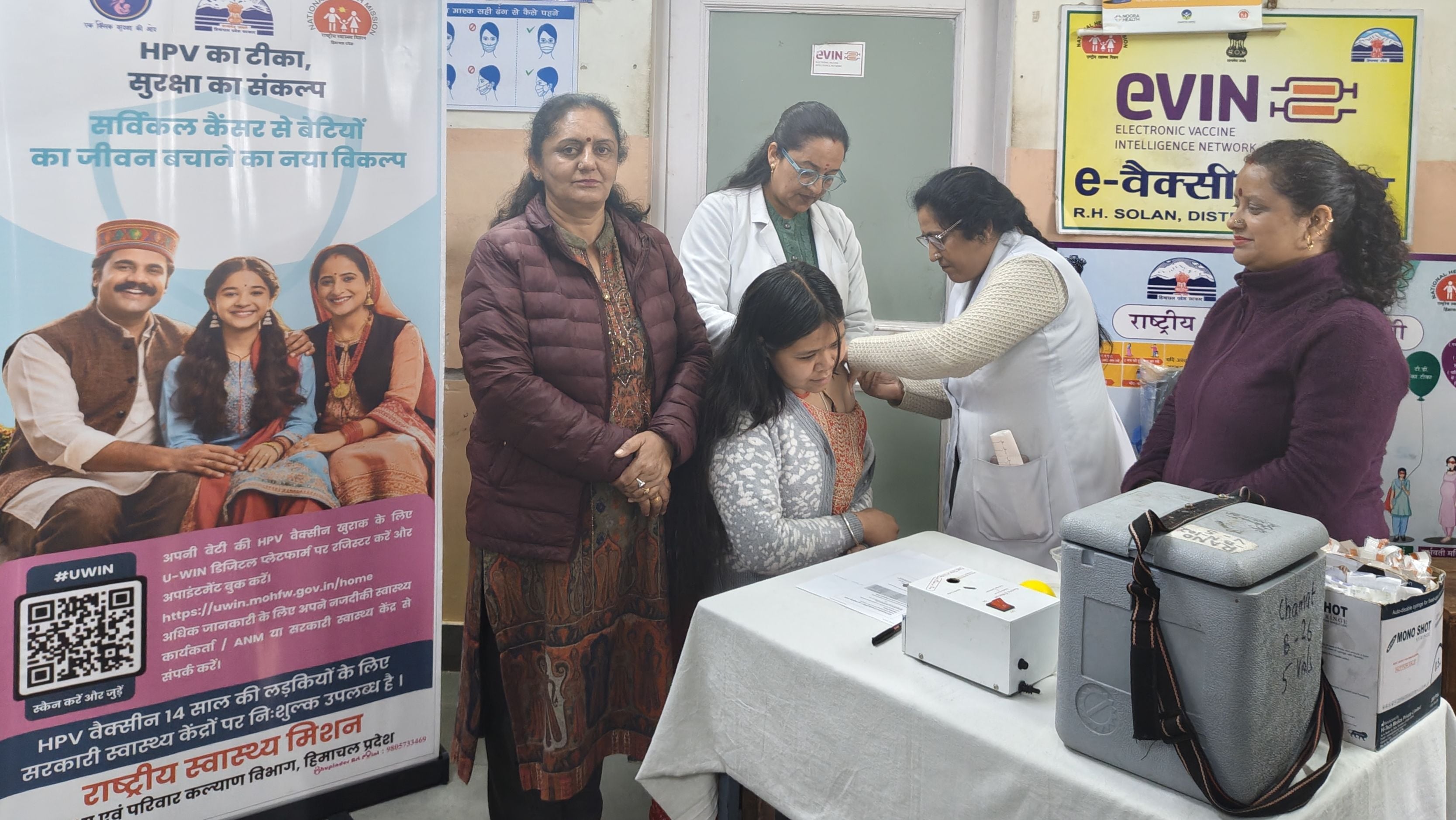 क्षेत्रीय अस्पताल सोलन में रविवार को किशोरियों को इंजेक्शन लगाने के बाद प्रमाण पत्र देते हुए। स