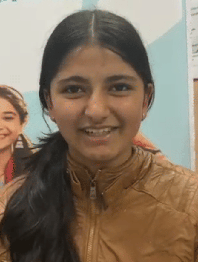 क्षेत्रीय अस्पताल सोलन में रविवार को किशोरियों को इंजेक्शन लगाने के बाद प्रमाण पत्र देते हुए। स