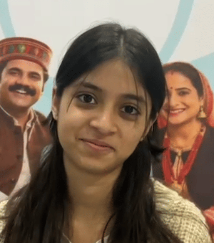 क्षेत्रीय अस्पताल सोलन में रविवार को किशोरियों को इंजेक्शन लगाने के बाद प्रमाण पत्र देते हुए। स