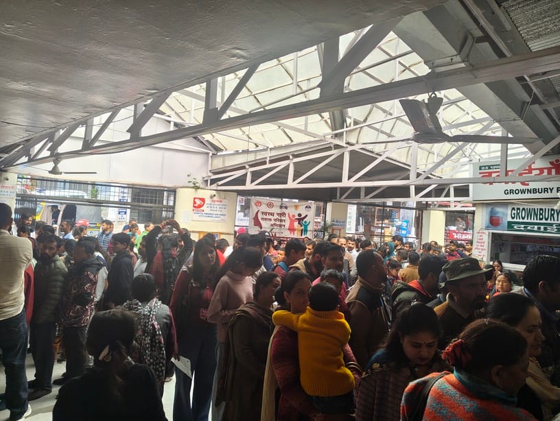 क्षेत्रीय अस्पताल सोलन में सोमवार को मेडिसिन ओपीडी के बाहर बारी के इंतजार में लेटी महिला मरीज। 