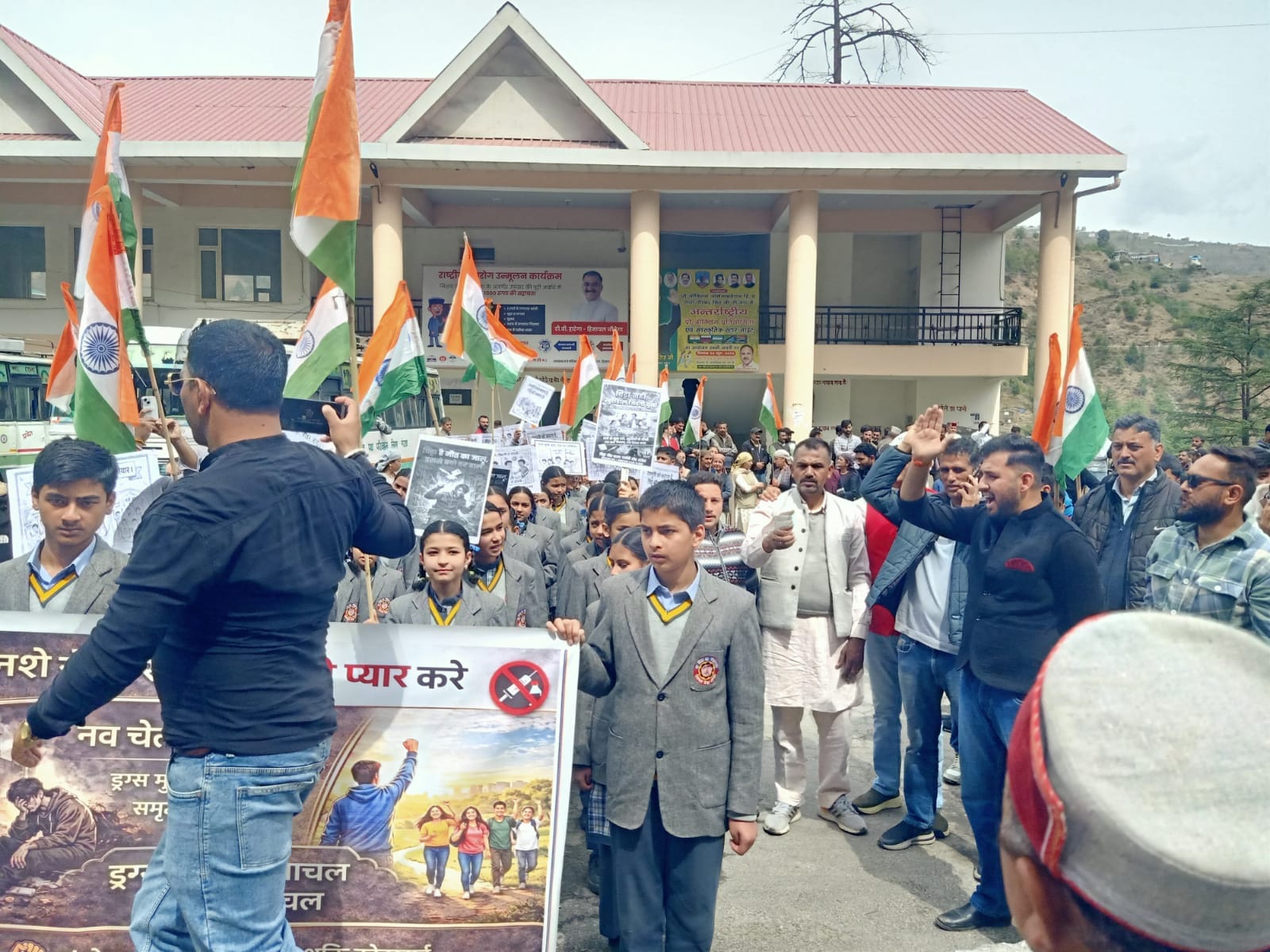 कोटखाई में चिट्टे के खिलाफ रेली निकालकर एसडीएम को ज्ञापन सोंपते लोग। संवाद कोटखाई में चिट्टे के खिलाफ रेली निकालकर एसडीएम को ज्ञापन सोंपते लोग। संवाद