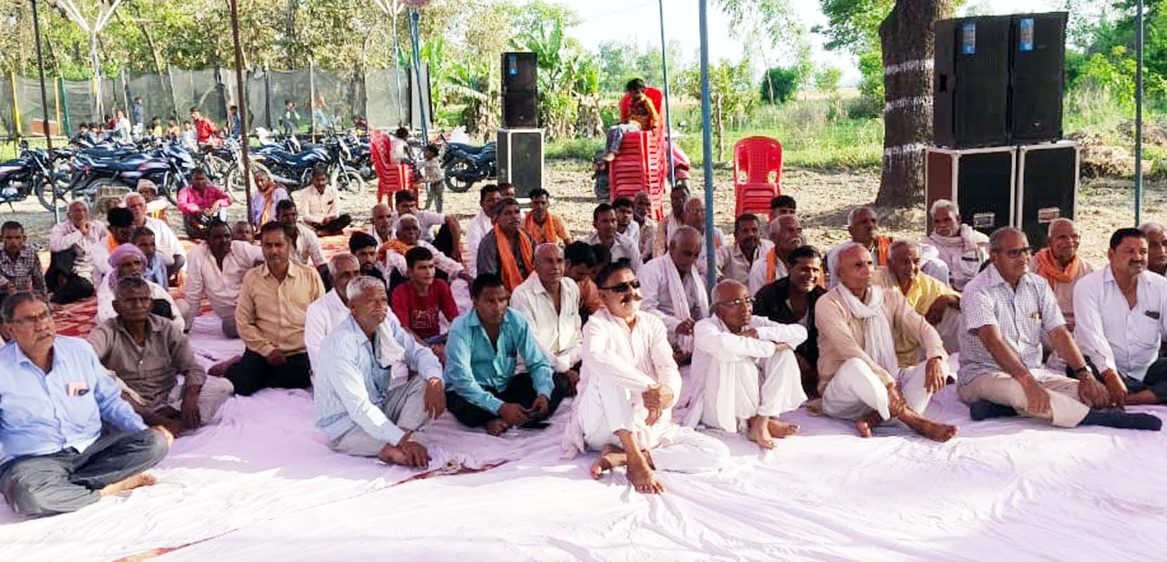 खुटार के देवस्थान मंदिर परिसर में कथा सुनाते अश्विनी त्रिपाठी। संवाद