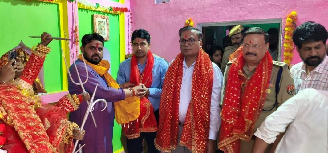 खुटार के देवस्थान मंदिर परिसर में कथा सुनाते अश्विनी त्रिपाठी। संवाद