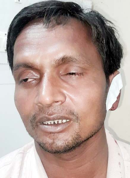 खुटार में हादसे में घायल श्रद्धालुओं को एंबुलेंस से सीएचसी लाते कर्मचारी। संवाद