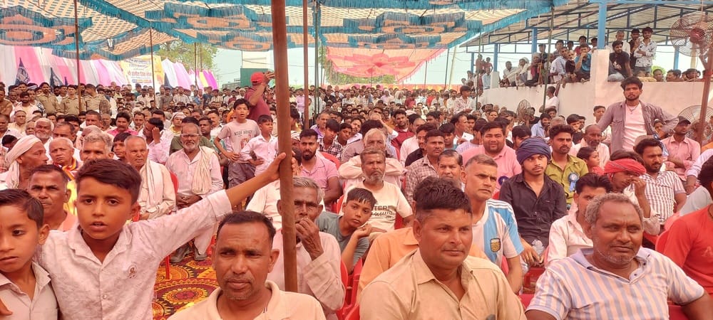 लावड़ - व्यापार संघ अध्यक्ष गौरव गुप्ता को नियुक्ति पत्र सौंपते जिलाध्यक्ष। स्रोत : स्वयं