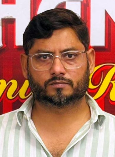 मंझनपुर कस्बा स्थित एक रेस्टोरेंट पर भट्ठी पर पकवान बनाता कारीगर। संवाद मंझनपुर कस्बा स्थित एक रेस्टोरेंट पर भट्ठी पर पकवान बनाता कारीगर। संवाद