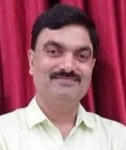 मंझनपुर कस्बा स्थित एक रेस्टोरेंट पर भट्ठी पर पकवान बनाता कारीगर। संवाद मंझनपुर कस्बा स्थित एक रेस्टोरेंट पर भट्ठी पर पकवान बनाता कारीगर। संवाद