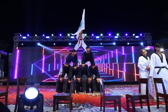 मंत्री विपुल गोयल को सम्मानित करते स्कूल के पदाधिकारी। स्रोत : प्रशासन मंत्री विपुल गोयल को सम्मानित करते स्कूल के पदाधिकारी। स्रोत : प्रशासन