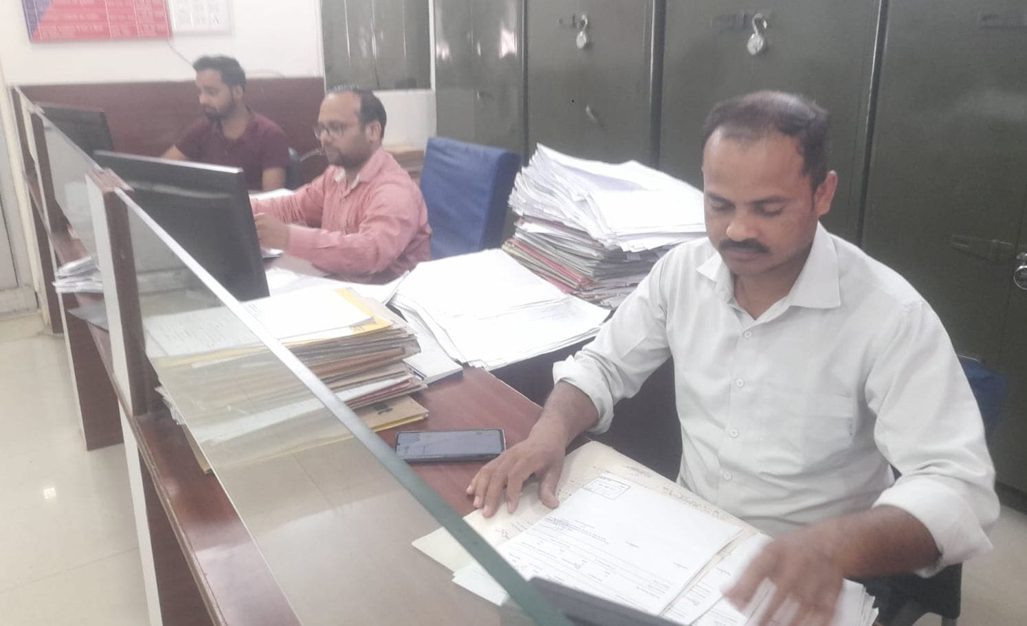 नगर निगम में कर जमा करते हुए कर्मचारी। संवाद नगर निगम में कर जमा करते हुए कर्मचारी। संवाद