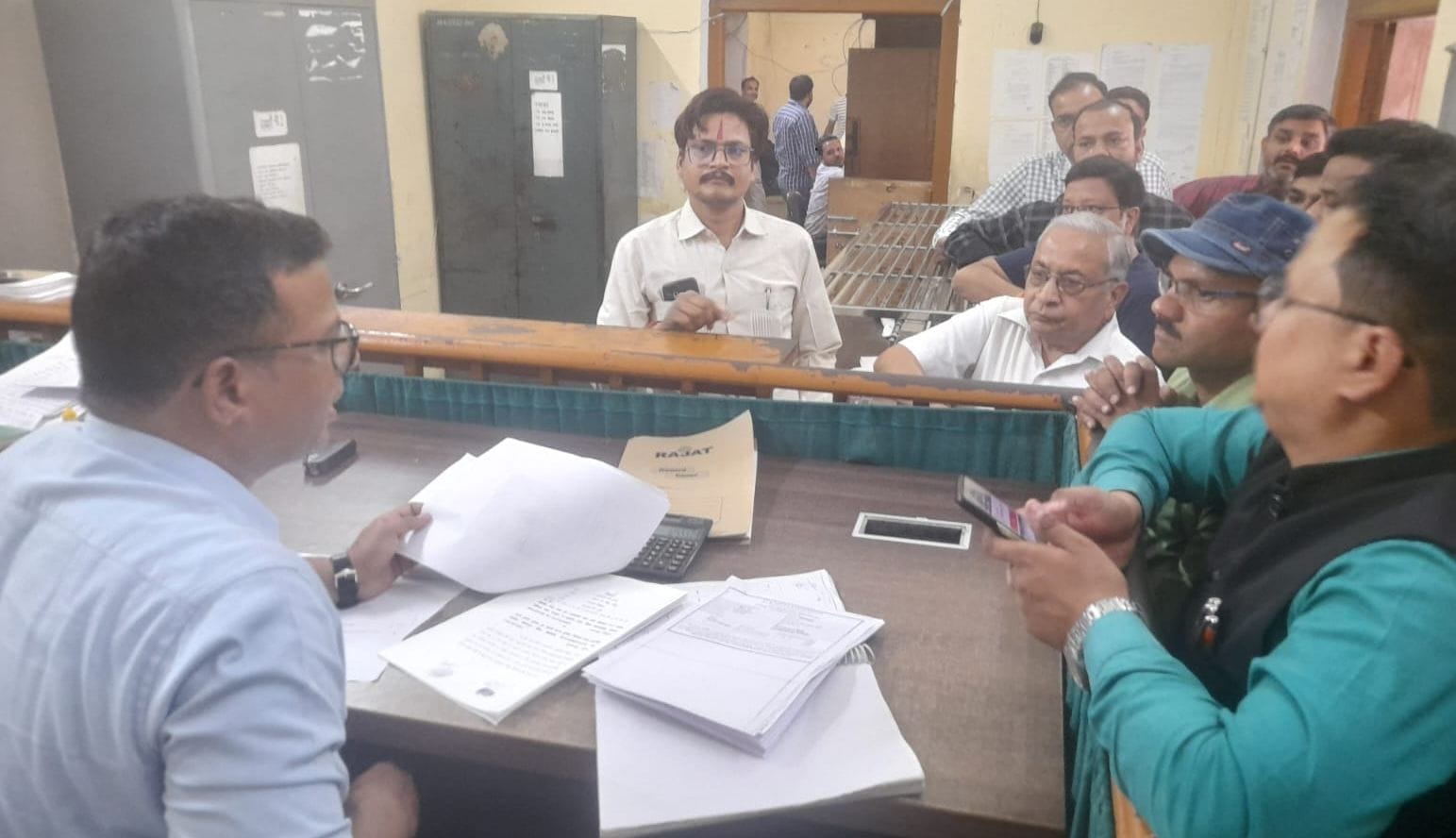 नगर निगम में कर जमा करते हुए कर्मचारी। संवाद नगर निगम में कर जमा करते हुए कर्मचारी। संवाद