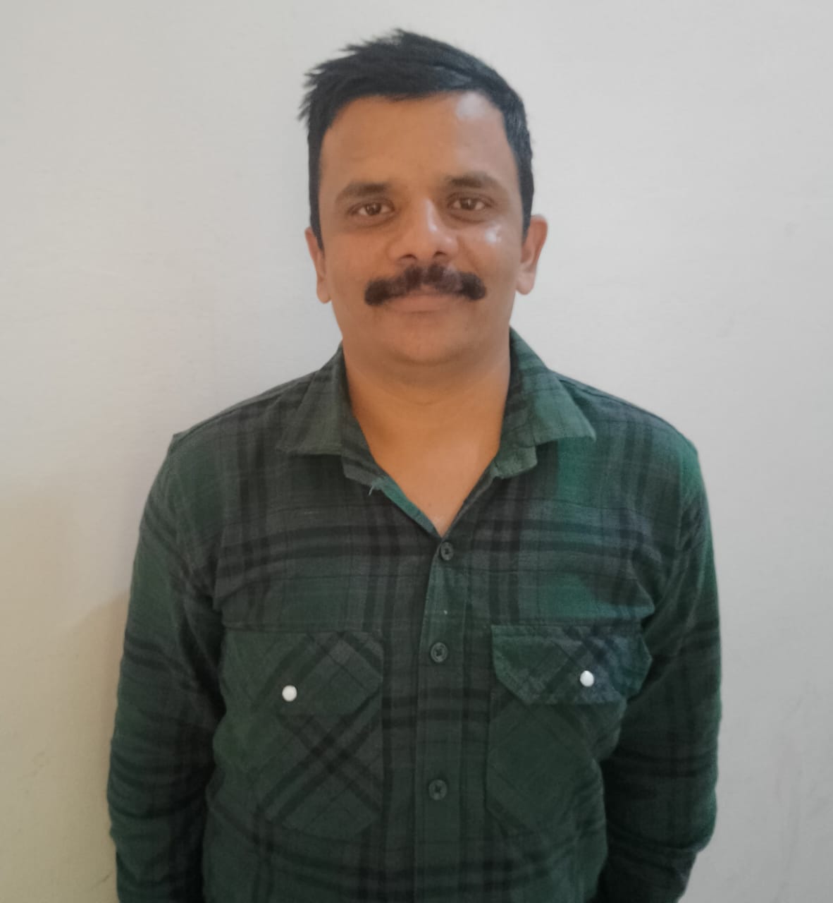 नाहन के दिल्लीगेट पर जल निकासी नाली के बाद चौड़ा हुआ मार्ग और पैदलचलने वालों को मिला फुटपाथ। सं