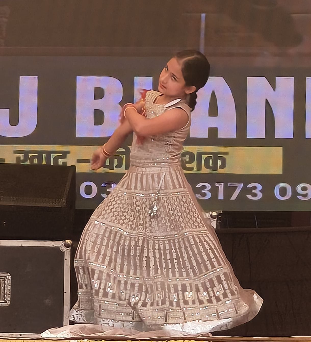 नलवाड़ बरच्छवाड़ मेला में फेशन शो में भाग लेते हए प्रतिभागी। स्रोत कमेटी