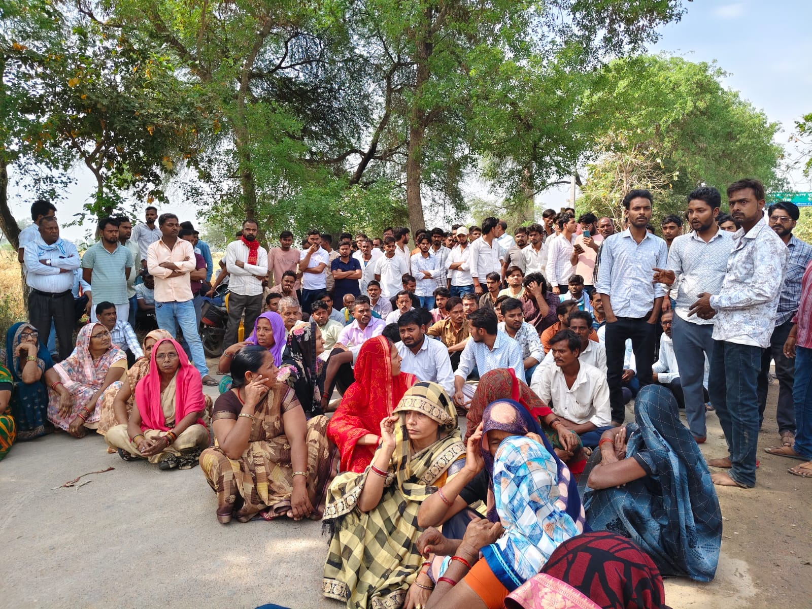 नेवादा में पूर्व प्रधान के पति के हत्या के विरोध में शव को सड़क पर रखकर चक्काजाम करते ग्रामीण औ नेवादा में पूर्व प्रधान के पति के हत्या के विरोध में शव को सड़क पर रखकर चक्काजाम करते ग्रामीण औ