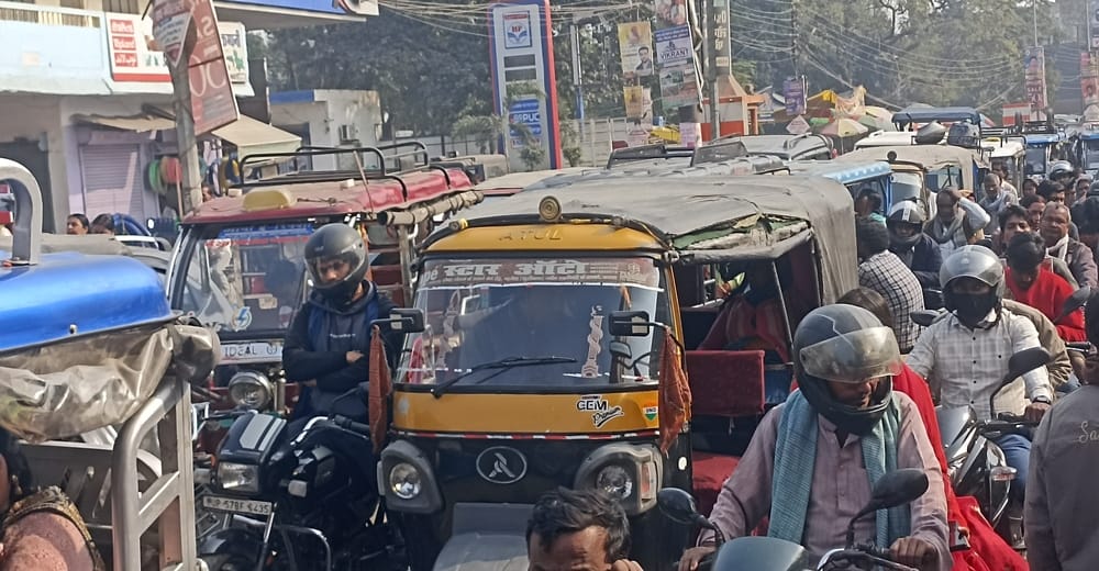 पडरौना शहर के सुभाष चौक पर ई-रिक्शा का लगा जाम।संवाद