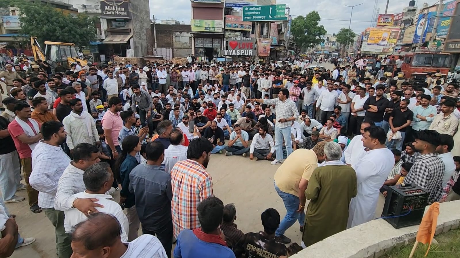 पुलिस के सामने आत्मदाह करने की बात कहकर रोष व्यक्त करता व्यक्ति। संवाद