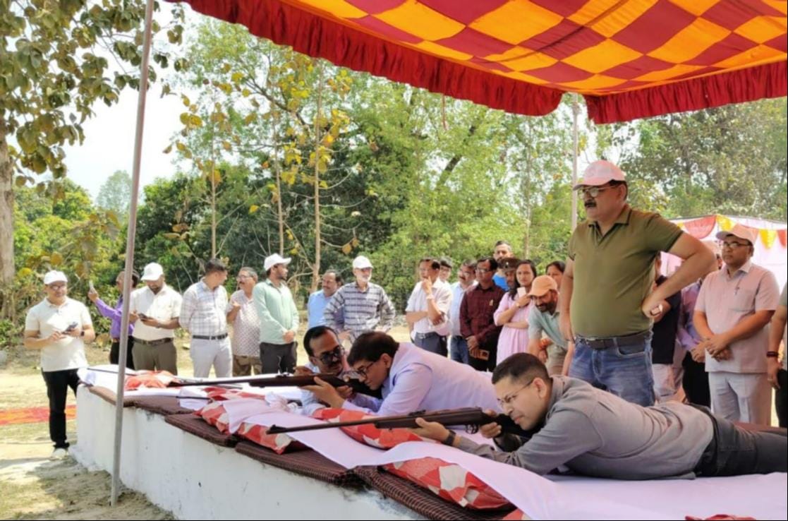 पुलिस लाइन की शूटिंग रेंज में निशानेबाजी प्रतियोगिता में प्रतिभाग करती महिलाएं संवाद