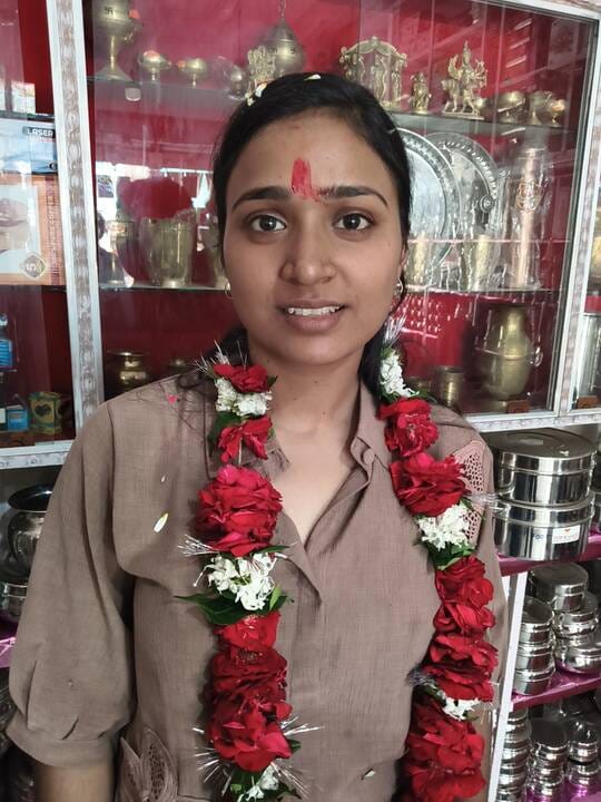 रॉबर्ट्सगंज में पीसीएस में चयनित खुशबू सोनी का स्वागत करते लोग। संवाद