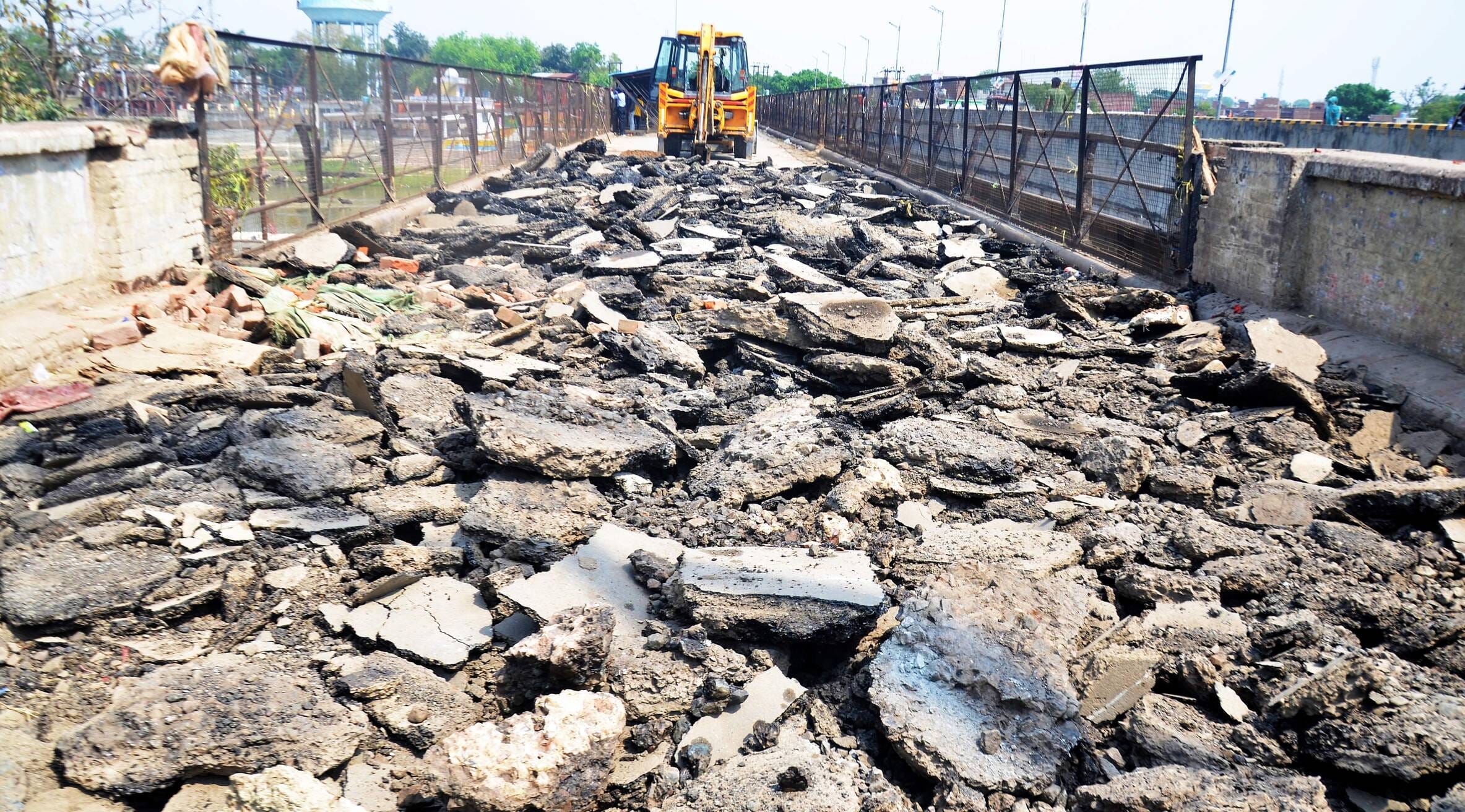 राजघाट स्थित गर्रा नदी के पुराने पुल पर बना वेंडिंग जोन। संवाद