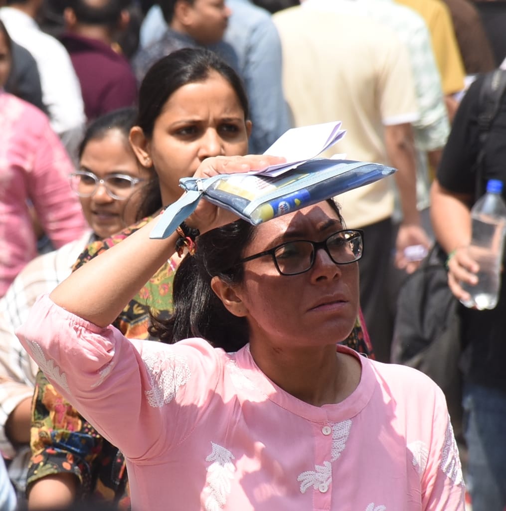 रविवार को तीखी धूप से बचतीं युवतियां। रविवार को तीखी धूप से बचतीं युवतियां।