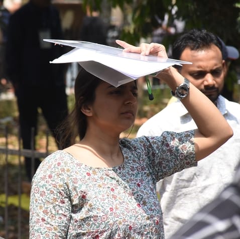 रविवार को तीखी धूप से बचतीं युवतियां। रविवार को तीखी धूप से बचतीं युवतियां।