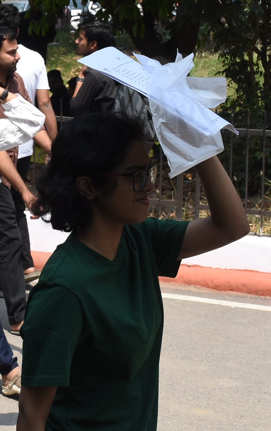 रविवार को तीखी धूप से बचतीं युवतियां। रविवार को तीखी धूप से बचतीं युवतियां।