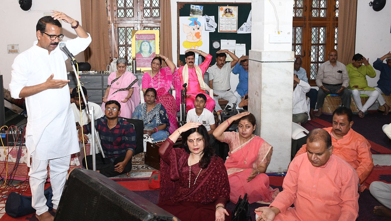 सहजयोग ध्यान केंद्र में रविवार शाम परमात्मा से योग की सहज अनुभूति और सहज गायन का कार्यक्रम हुआ। सहजयोग ध्यान केंद्र में रविवार शाम परमात्मा से योग की सहज अनुभूति और सहज गायन का कार्यक्रम हुआ।