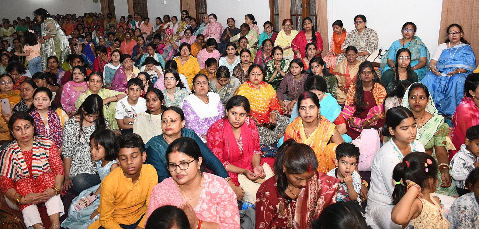 सहजयोग ध्यान केंद्र में रविवार शाम परमात्मा से योग की सहज अनुभूति और सहज गायन का कार्यक्रम हुआ। सहजयोग ध्यान केंद्र में रविवार शाम परमात्मा से योग की सहज अनुभूति और सहज गायन का कार्यक्रम हुआ।