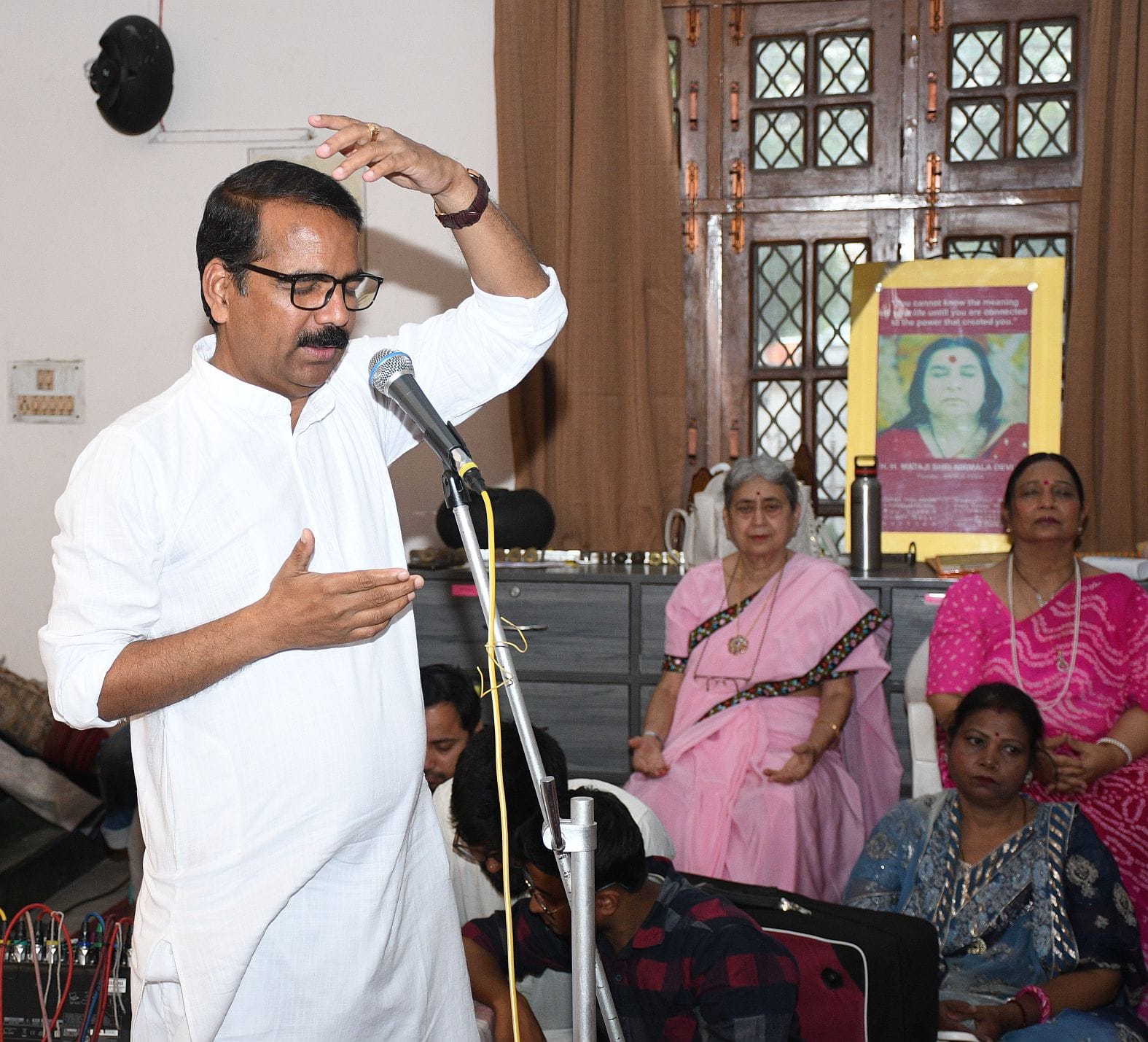 सहजयोग ध्यान केंद्र में रविवार शाम परमात्मा से योग की सहज अनुभूति और सहज गायन का कार्यक्रम हुआ। सहजयोग ध्यान केंद्र में रविवार शाम परमात्मा से योग की सहज अनुभूति और सहज गायन का कार्यक्रम हुआ।