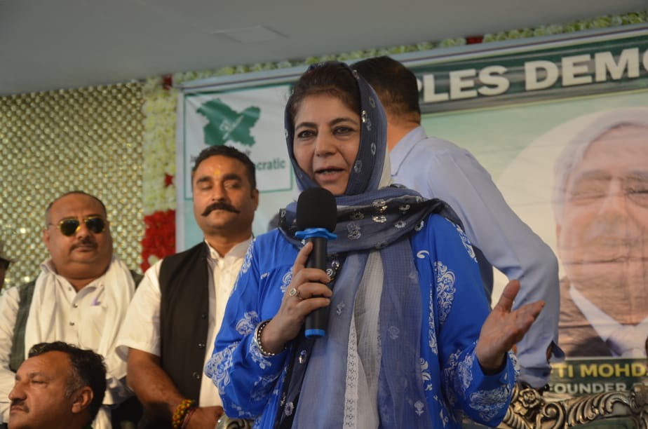 सैहस्वां में आयोजित बैठक में उपस्थित पीडीपी कार्यकर्ता। संवाद सैहस्वां में आयोजित बैठक में उपस्थित पीडीपी कार्यकर्ता। संवाद