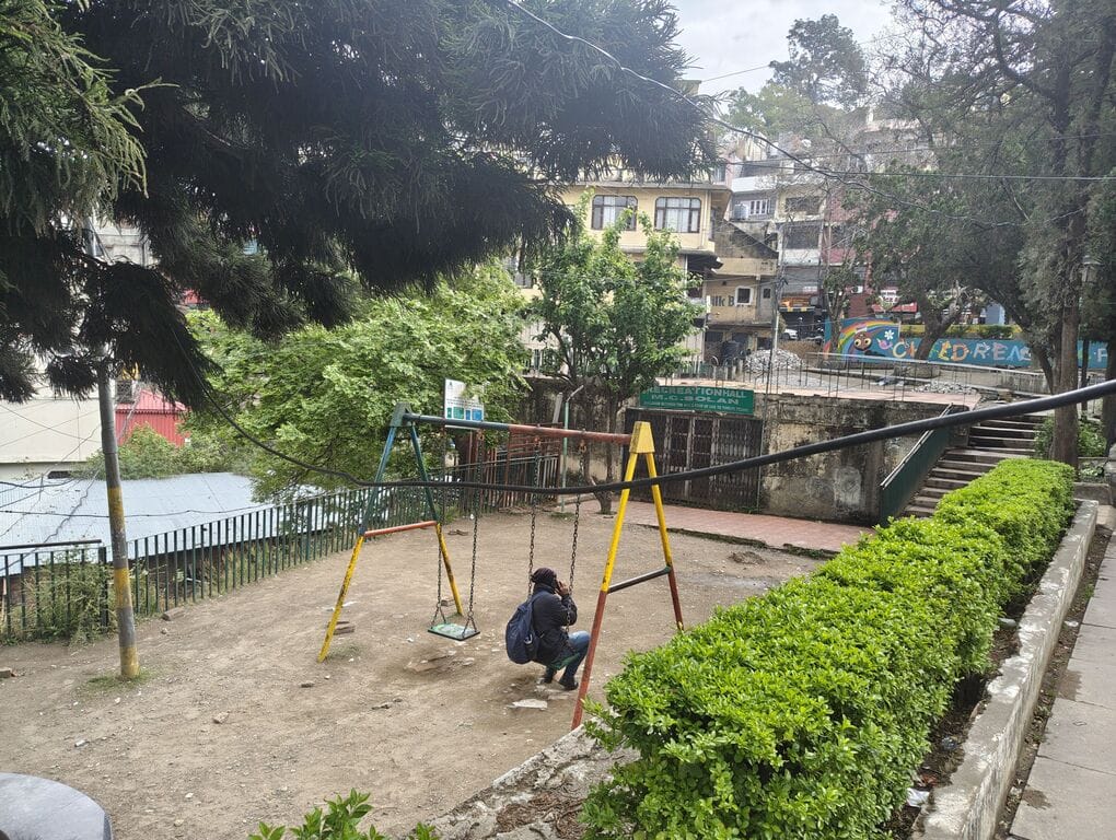 सोलन के जवाहर पार्क में टूटा हुआ बच्चें का झूला। संवाद सोलन के जवाहर पार्क में टूटा हुआ बच्चें का झूला। संवाद
