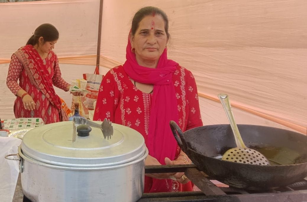 सरकाघाट उपमंडल के बरच्छवाड़ मेला में लोगों के न पहुचने से सूनी पड़ी दुकानें। संवाद सरकाघाट उपमंडल के बरच्छवाड़ मेला में लोगों के न पहुचने से सूनी पड़ी दुकानें। संवाद
