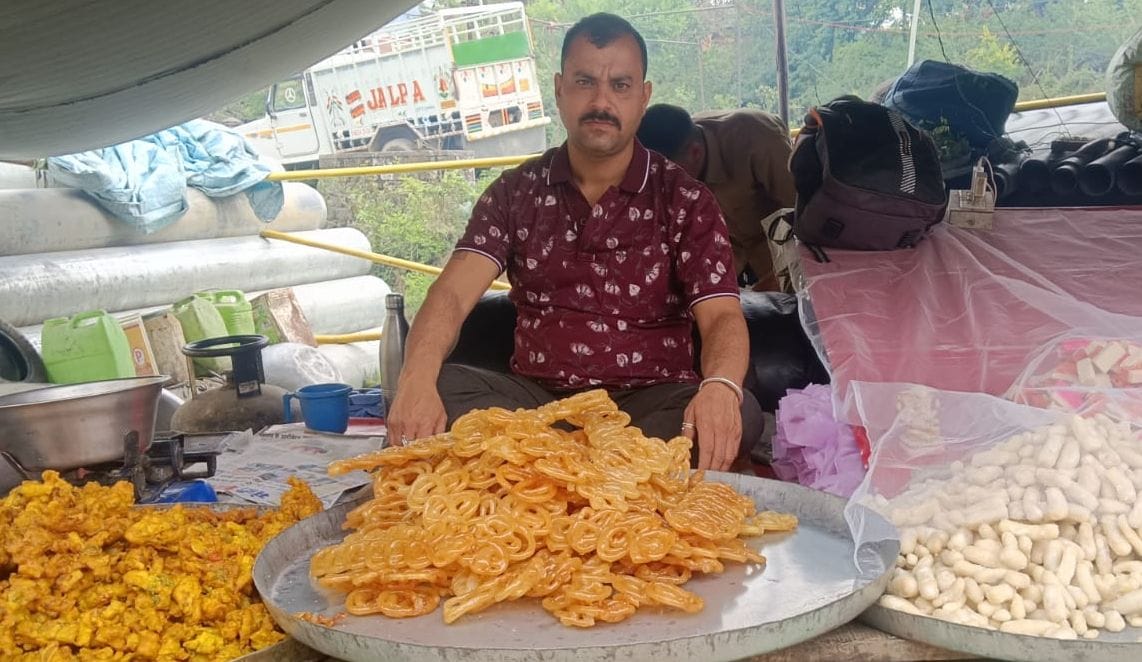 सरकाघाट उपमंडल के बरच्छवाड़ मेला में लोगों के न पहुचने से सूनी पड़ी दुकानें। संवाद सरकाघाट उपमंडल के बरच्छवाड़ मेला में लोगों के न पहुचने से सूनी पड़ी दुकानें। संवाद
