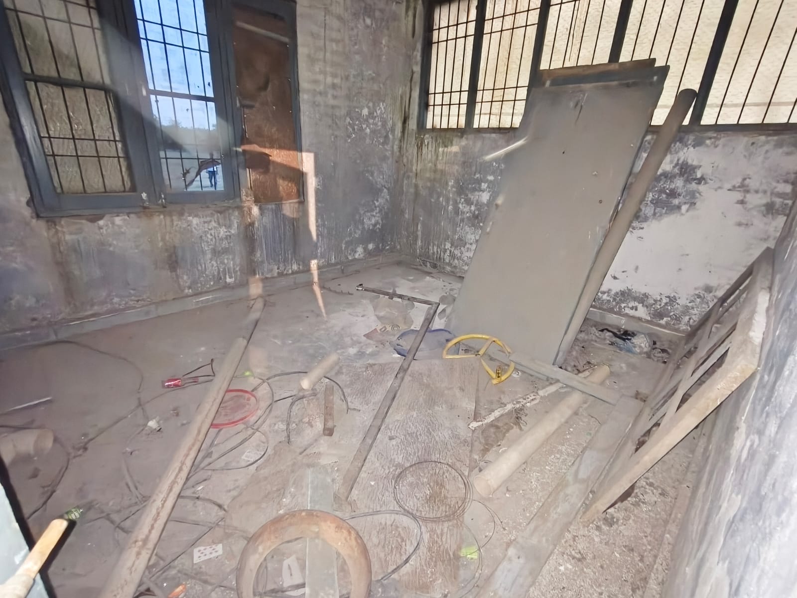 स्टेडियम के हालात दिखाते खिलाड़ी। संवाद स्टेडियम के हालात दिखाते खिलाड़ी। संवाद