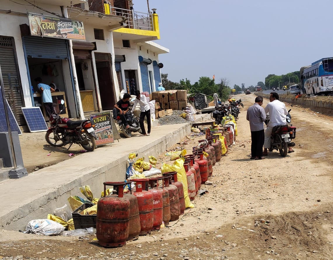 सेवरही के जीरो बांध पर गैस वितरण में जुटी प्रशासन व लोगों की भीड़।संवाद