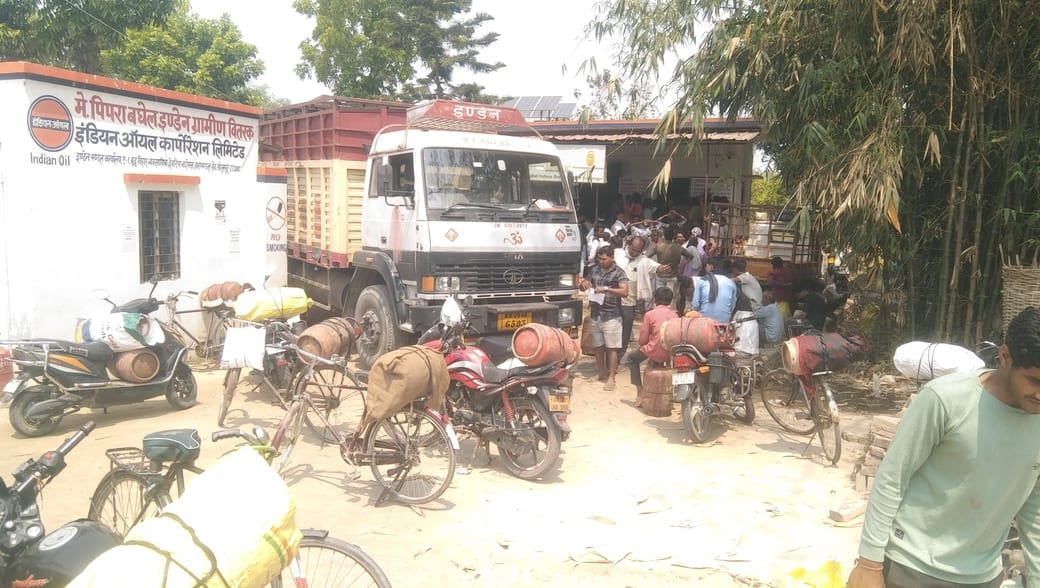 सेवरही के जीरो बांध पर गैस वितरण में जुटी प्रशासन व लोगों की भीड़।संवाद