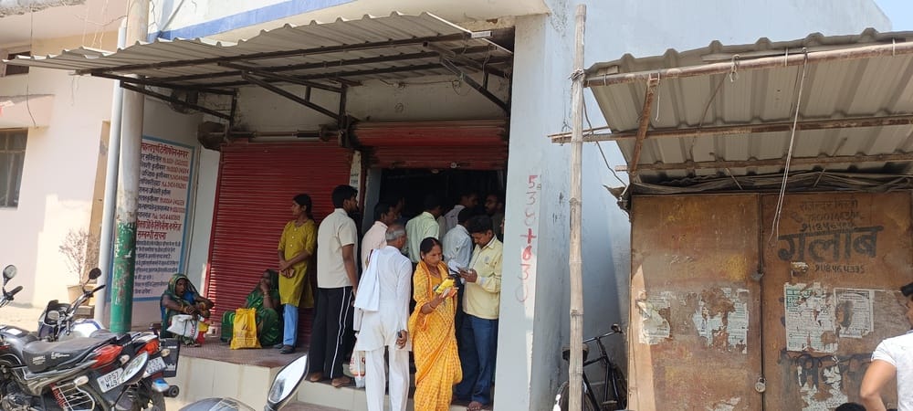 सेवरही के जीरो बांध पर गैस वितरण में जुटी प्रशासन व लोगों की भीड़।संवाद