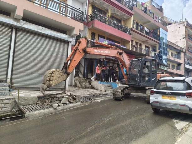 शहर के जौणाजी रोड में अतिक्रमण हटाने के बाद जेसीबी से टूटी पाइप लाइन। संवाद शहर के जौणाजी रोड में अतिक्रमण हटाने के बाद जेसीबी से टूटी पाइप लाइन। संवाद